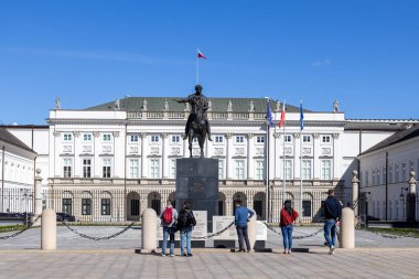 Varşova, Polonya - 3 Nisan 2025: Güneşli bir günde Başkanlık Sarayı 'nda Prens Jozef Poniatowski' nin binicilik heykeli önünde duran bir grup turist