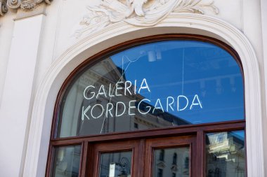 Varşova, Polonya - 3 Nisan 2025: Tarihi bir binanın kemerli penceresinde 