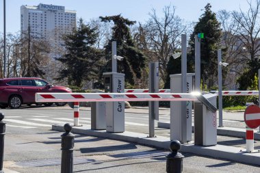 Varşova, Polonya - 3 Nisan 2025: Otomatik park giriş sistemi, patlama engelleri, güvenlik kameraları ve şehir çevresindeki erişim terminalleri