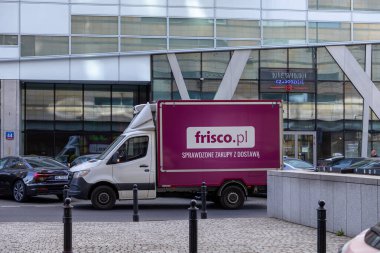 Varşova, Polonya - 3 Nisan 2025: Frisco.pl logolu marka dağıtım minibüsü modern cam ofis mimarisinin yakınındaki bir şehir caddesinde park edilmiş. Kentsel ortam e-ticareti yansıtıyor