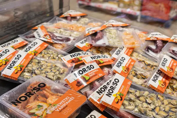 Poznan, Polonya - 22 Mart 2025: Noriso markası tarafından süpermarket rafında midye, ahtapot, karides ve balık dahil olmak üzere çeşitli deniz ürünleri pişirmeye veya suşi hazırlamaya hazır.