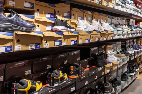Poznan, Polonya - 22 Mart 2025: Şampiyonluk ve Hava Yürüyüşü 'nden çeşitli boyutlarda, modeller ve renkler içeren spor ayakkabıları mağaza raflarında gündelik ve atletik kullanım için