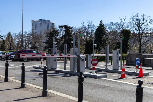 Varşova, Polonya - 3 Nisan 2025: Otomatik park giriş sistemi patlama bariyerleri, güvenlik kameraları, cesaret ve trafik işaretleriyle donatılmıştır. Şehir altyapısı tasarlandı