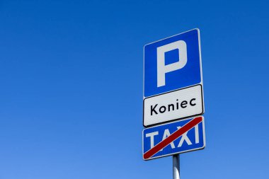 Belirlenmiş bir taksi parkının sonunu gösteren Avrupa trafik işaretinin yakın çekimi. Tabela parlak mavi gökyüzü arkaplanı ve parlak harfler içeriyor