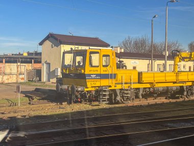 Konin, Polonya - Nisan 04, 2025: Demiryolu bakım aracı WM-15A PKP tarafından pist denetimi ve onarımı için kullanılır. Bağlı vinçle servis deposunun yakınına park ettim.