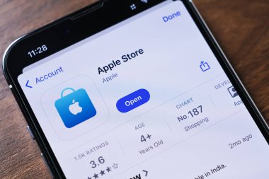 Poznan, Polonya - 26 Mart 2025: Apple Store uygulaması ekranında görünür bir açık tuş, kullanıcı derecesi, kategori ve yaş bilgisi içeren dijital alışverişe odaklı akıllı telefonun yakın çekimi