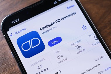 Poznan, Polonya - 26 Mart 2025: Medisafe Hapları Anımsatıcı uygulamasının tıbbi kategori, yaş derecesi, geliştirici bilgisi, mavi simge ve yüksek gözden geçirme puanı içeren akıllı telefon ekranında yakın çekimi