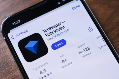 Poznan, Polonya - 26 Mart 2025: Tonkeeper mobil uygulaması TON Cüzdan arayüzü ile akıllı telefon ekranında görüntülendi, kripto varlıklarını yönetmek ve TON engelleme zincirindeki işlemleri güvence altına almak için kullanıldı