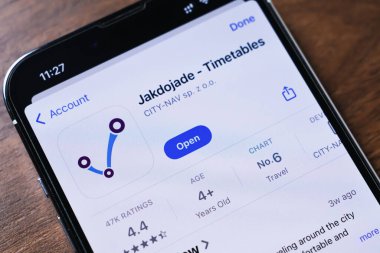 Poznan, Polonya - 26 Mart 2025: Jakdojade uygulamasını toplu taşıma saatlerini kontrol etmek, şehir seyahatlerini planlamak ve şehir sakinleri için optimal bağlantılar bulmak için gösteren mobil ekran