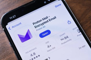 Poznan, Polonya - 26 Mart 2025: Mor zarf logosuna sahip akıllı telefon ekranında gösterilen proton posta uygulaması, gizlilik, güvenlik ve güvenlik üzerine odaklı uçtan uca şifrelenmiş e-posta servisleri sunuyor