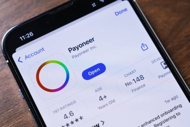 Poznan, Polonya - 26 Mart 2025: Uluslararası iş ödemelerini göndermek, almak ve yönetmek için küresel bir finans hizmeti olan App Store 'daki Payoneer uygulamasını gösteren akıllı telefon ekranı