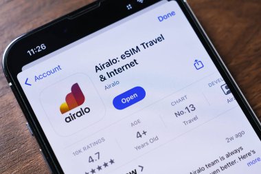 Poznan, Polonya - 26 Mart 2025: Airalo uygulaması renkli logolu akıllı telefon ekranında gezginlerin gezmeden mobil internete erişebilmeleri için küresel eSIM çözümleri sağlayarak görüntülendi