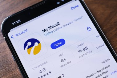 Poznan, Polonya - 26 Mart 2025: Mobil hizmetleri yönetmek, veri kullanımını kontrol etmek, ödeme faturalarını ödemek ve telekom özelliklerini kontrol etmek için kullanılan benim yaşam boyu uygulamamı Uygulama Mağazasında gösteren akıllı telefon ekranı