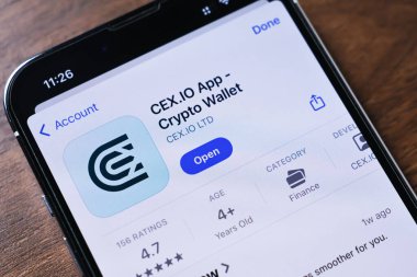 Poznan, Polonya - 26 Mart 2025: Uygulama Mağazası 'ndaki CEX.IO kripto cüzdan uygulamasını gösteren akıllı telefon ekranı, dijital para birimlerini satın almak, satmak, depolamak ve yönetmek için kullanılır.