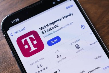 Poznan, Polonya - 26 Mart 2025: Uygulama Mağazasındaki MeinMagenta uygulamasını gösteren telefon ekranı, mobil ve sabit hat planları, faturalar, veri kullanımı ve Telekom hizmetlerini tek bir yerde yönetmek için kullanılır