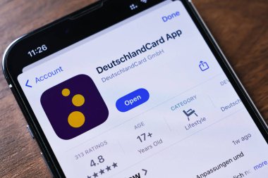 Poznan, Polonya - 26 Mart 2025: DeutschlandCard uygulamasını gösteren, puan toplamak, ödülleri kurtarmak ve ortak mağazalardaki sadakat programlarını yönetmek için kullanılan bir telefon ekranının yakın çekimi
