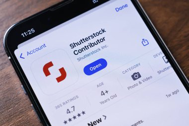 Poznan, Polonya - 26 Mart 2025: Shutterstock Katkı sağlayıcı uygulamasını gösteren akıllı telefon ekranı, içerik yüklemek, kazançları izlemek ve hisse senedi fotoğraf ve video gönderimlerini yönetmek için kullanıldı