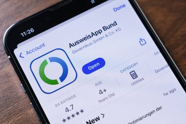 Poznan, Polonya - 26 Mart 2025: App Store 'da AusweisApp Bund' ı gösteren telefon ekranı, Alman kimlik kartları ve e-hizmetleri ile dijital kimlik doğrulama ve çevrimiçi doğrulama için kullanılır.