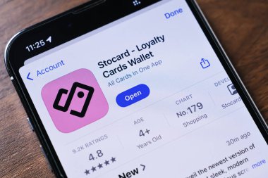 Poznan, Polonya - 26 Mart 2025: Uygulama Dükkanı 'ndaki akıllı telefon ekranı, sadakat kartlarını dijital olarak depolamak ve yönetmek için kullanılan Stocard uygulamasını gösteriyor