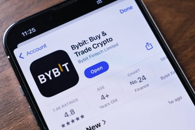 Poznan, Polonya - 26 Mart 2025: Uygulama Mağazası 'nda Bybit uygulamasını gösteren bir telefonun yakın çekimi, dijital varlıklar, jetonlar ve engelleme paraları satın almak, satmak ve ticaretini yapmak için bir kripto para birimi platformu