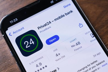 Poznan, Polonya - 26 Mart 2025: Güvenli para transferleri, çevrimiçi ödemeler, hesap yönetimi ve dijital finans hizmetleri için kullanılan Privat24 mobil bankacılık uygulamasını gösteren akıllı telefonun yakın çekimi