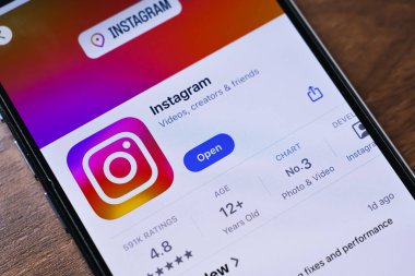 Poznan, Polonya - 26 Mart 2025: Instagram uygulamasını, görüntü, video, makara, öykü paylaşımı için sosyal platformu ve arkadaşlarla, yaratıcılarla bağlantı kuran bir akıllı telefonun yakın çekimi