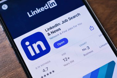 Poznan, Polonya - 26 Mart 2025: İş arama, mesleki bağlantılar kurma, takip eden endüstri eğilimleri için LinkedIn uygulamasını gösteren bir akıllı telefonun yakın çekimi