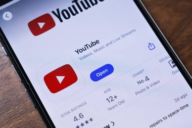 Poznan, Polonya - 26 Mart 2025: Video izleme ve yükleme, canlı yayın, müzik keşfi, kanallara abone olmak için YouTube mobil uygulamasını gösteren bir akıllı telefonun yakın çekimi