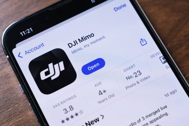 Poznan, Polonya - 26 Mart 2025: DJI Mimo mobil uygulamasının DJI sinyallerini kontrol etmek için tasarlandığı akıllı telefonun yakın çekimi, dengeli video yakalaması, kurgu görüntüleri