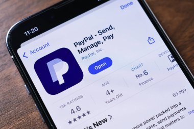 Poznan, Polonya - 26 Mart 2025: Güvenli para transferleri, çevrimiçi ödemeler, dengelerin yönetimi ve mali işlemlerin izlenmesi için tasarlanmış PayPal uygulamasını gösteren bir akıllı telefonun yakın çekimi
