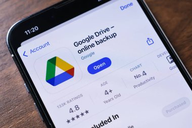 Poznan, Polonya - 26 Mart 2025: Bulutta dosya depolamak, belgeleri paylaşmak, verileri senkronize etmek ve aygıtlar üzerinden yedeklere erişmek için tasarlanmış Google Drive uygulamasını gösteren bir akıllı telefonun yakın çekimi