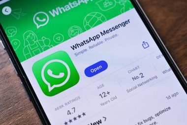 Poznan, Polonya - 26 Mart 2025: Şifreli mesajlar göndermek, ses ve video görüşmeleri yapmak, medyayı paylaşmak ve gruplar halinde sohbet etmek için kullanılan WhatsApp Messenger uygulamasını gösteren bir akıllı telefonun yakın çekimi