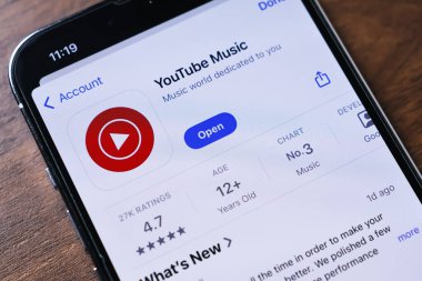 Poznan, Polonya - 26 Mart 2025: Şarkı dinlemek, müzik listeleri oluşturmak, albümleri keşfetmek ve küresel çapta trend müziği keşfetmek için tasarlanmış YouTube Müzik uygulamasını gösteren akıllı telefonun yakın çekimi