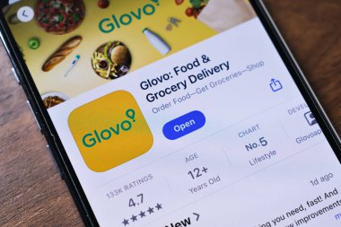 Poznan, Polonya - 26 Mart 2025: Glovo uygulama arayüzünü gösteren akıllı telefonun yakın çekimi, fast food, bakkaliye, restoran yemekleri için popüler bir platform