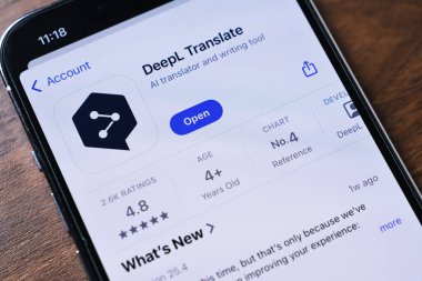 Poznan, Polonya - 26 Mart 2025: DeepL Çevirisi açık cep telefonu ekranı, doğru çevirileri iletmek ve çok dilli içerik yazmada kullanıcılara yardımcı olmak için tasarlanmış yapay dil aracı
