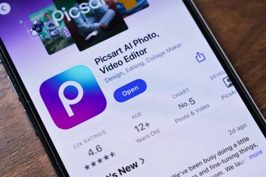 Poznan, Polonya - 26 Mart 2025: Picsart AI editörü açık gezici bir cihazın yakın görüntüsü, resimleri geliştirmek, video düzenlemek, kolaj yaratmak ve yapay zeka ile filtreler uygulamak için popüler bir uygulama