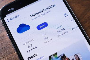 Poznan, Polonya - 26 Mart 2025: Dosyaları depolamak, verileri senkronize etmek ve aygıtlar üzerinden belgelere ulaşmak için Microsoft OneDrive uygulama arayüzünü gösteren bir akıllı telefonun yakın çekimi