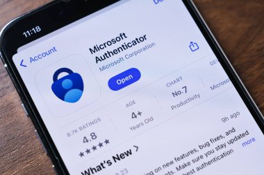 Poznan, Polonya - 26 Mart 2025: Microsoft Kimlik Doğrulama Uygulamasını gösteren akıllı telefon güvenli giriş, kimlik doğrulama ile hesapları koruyor