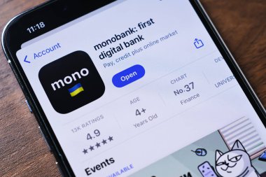 Poznan, Polonya - 26 Mart 2025: Uygulama Mağazasında Ukrayna bayrağı logosu, kullanıcı derecesi ve uygulama detaylarıyla Monobank uygulamasını gösteren akıllı telefonun yakın çekimi, modern dijital bankacılık platformunu vurguluyor