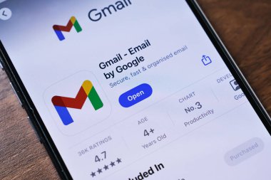 Poznan, Polonya - 26 Mart 2025: Uygulama Mağazasında çok renkli logo, yüksek dereceli ve açık düğmeli Gmail uygulamasını gösteren akıllı telefon ekranı, Google tarafından popüler bir güvenli e-posta servisini temsil ediyor