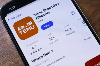 Poznan, Polonya - 26 Mart 2025: Çevrimiçi alışveriş için Temu mobil uygulaması, küresel tüketiciler için bütçe dostu kıyafetler, elektronik eşyalar, aksesuarlar, güzellik ürünleri ve ev ürünleri sunuyor