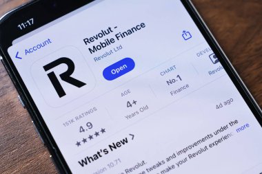 Poznan, Polonya - 26 Mart 2025: Modern finansal çözümler arayan kullanıcılar için dijital bankacılık, döviz kuru, bütçe takibi ve uluslararası para transferleri sunan Revolut mobil uygulaması