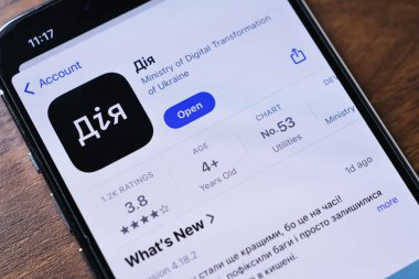 Poznan, Polonya - 26 Mart 2025: Diia mobil uygulaması Ukrayna vatandaşlarına resmi güvenli bir e-yönetim platformu aracılığıyla dijital kimlik, pasaport, vergi bilgileri ve devlet hizmetlerine erişim olanağı sağlıyor