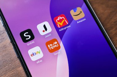 Poznan, Polonya - 26 Mart 2025: SHEIN, Joom, AliExpress, Amazon, eBay ve Temu 'nun küresel online alışveriş platformlarını ve e-ticaret hizmetlerini temsil eden simgelerini gösteren mobil ekran yakın plan