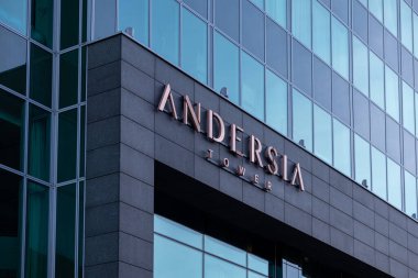 Poznan, Polonya - 8 Nisan 2025: Çağdaş ticari gayrimenkulleri sembolize eden modern cam mimari ve temiz taş tasarımı içeren Andersia Kulesi 'nin yakın görüntüsü