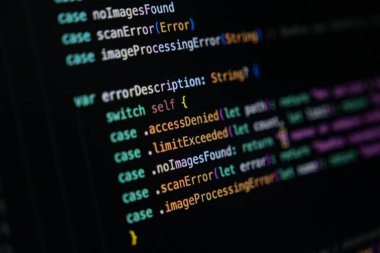 Yapılandırılmış hata işleme ve hata tiplerine dayalı geri dönüşler için kullanılan enum durumlarını gösteren koyu ekran üzerindeki hızlı programlama kodu ve geçiş mantığı