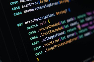 Koyu ekran üzerinde Swift programlama kodunun kapatılması enum tabanlı bir hata işleme mantığı üzerinde anahtar vakaları kullanarak ve bir uygulama içindeki farklı hata tipleri için açıklamaları geri getirerek