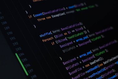 Bir arka uç uygulamasında dosya ataması ve veri işleme için koşullu mantık ve döngü yapılarını gösteren koyu ekran üzerinde görüntülenen PHP kodunun yakın plan görüntüsü