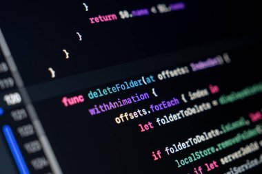Koyu ekran üzerindeki Swift kodunun kapatılması, dizinleri animasyonla silen özel bir fonksiyon, uzaklıklar üzerinde yinelemek ve veri temizliğini yönetmek için her döngüyü kullanarak