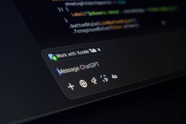 Poznan, Polonya - 14 Nisan 2025: Etkin ChatGPT eklenti sekmesini görünür ileti çubuğu ve Swift kodunun bir kısmıyla gösteren Xcode arayüzü, yapay zeka ile yazılım geliştirme araçlarını birleştirdi